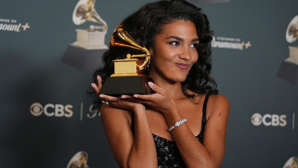 Olivia Deanová pózuje s cenou za najlepšiu novú umelkyňu počas 68. ročníka udeľovania cien Grammy.