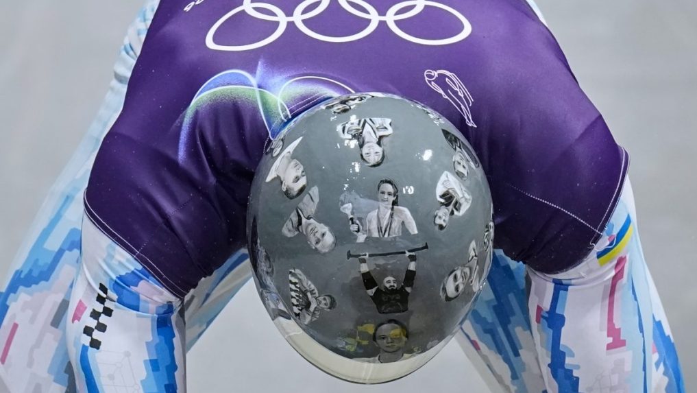 Prilba ukrajinsk&Atilde;&Acirc;&copy;ho skeletonistu s vyobrazen&Atilde;&Acirc;&frac12;mi ukrajinsk&Atilde;&Acirc;&frac12;mi &Atilde;&Acirc;&iexcl;portovcami, ktor&Atilde;&Acirc;&shy; padli vo vojne s Ruskom.