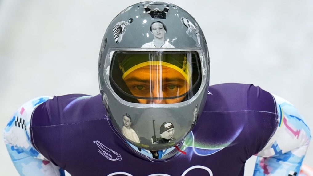 Ukrajinský skeletonista Vladislav Heraskevič má prilbu s vyobrazenými ukrajinskými športovcami, ktorí padli vo vojne s Ruskom.