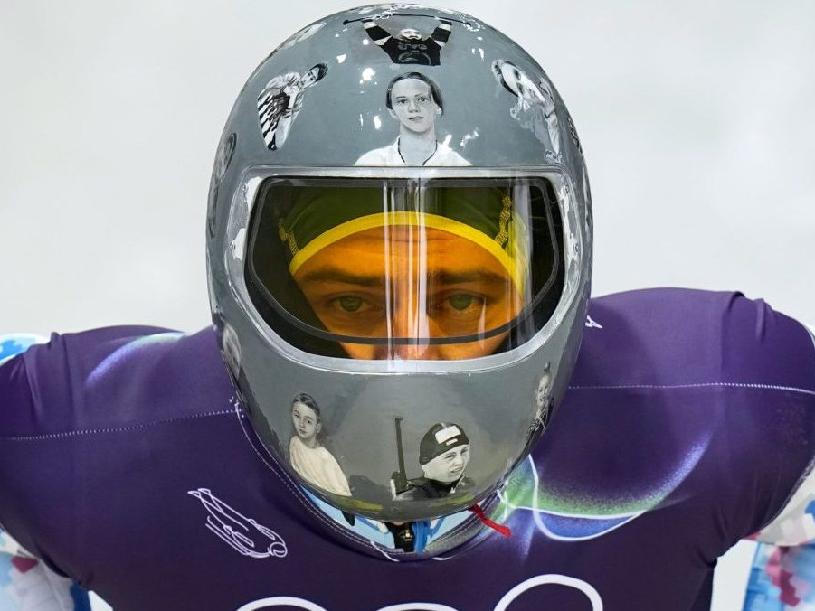 Ukrajinský skeletonista Vladislav Heraskevič má prilbu s vyobrazenými ukrajinskými športovcami, ktorí padli vo vojne s Ruskom.