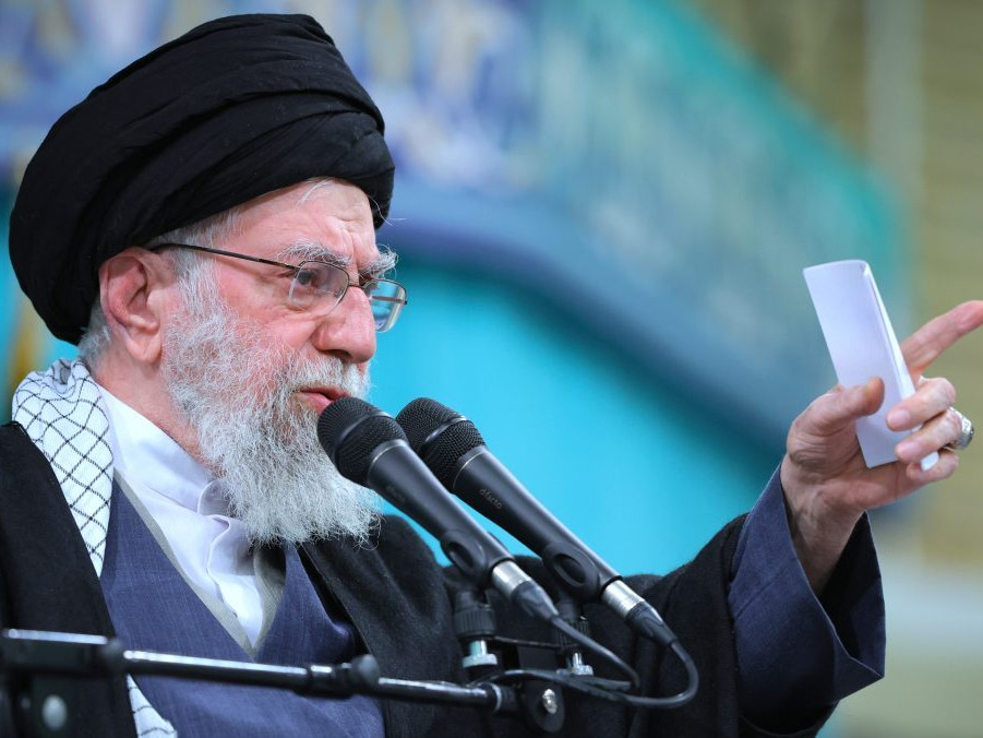 Na snímke Alí Chameneí.