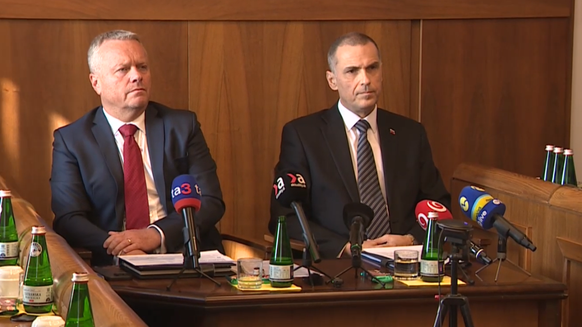 V&yacute;bor k zastaveniu vy&scaron;etrovania darov Ukrajine: Žilinka odi&scaron;iel, opoz&iacute;cia hovor&iacute; o zasahovan&iacute; do pr&aacute;ce OČTK, Ga&scaron;par to odmieta