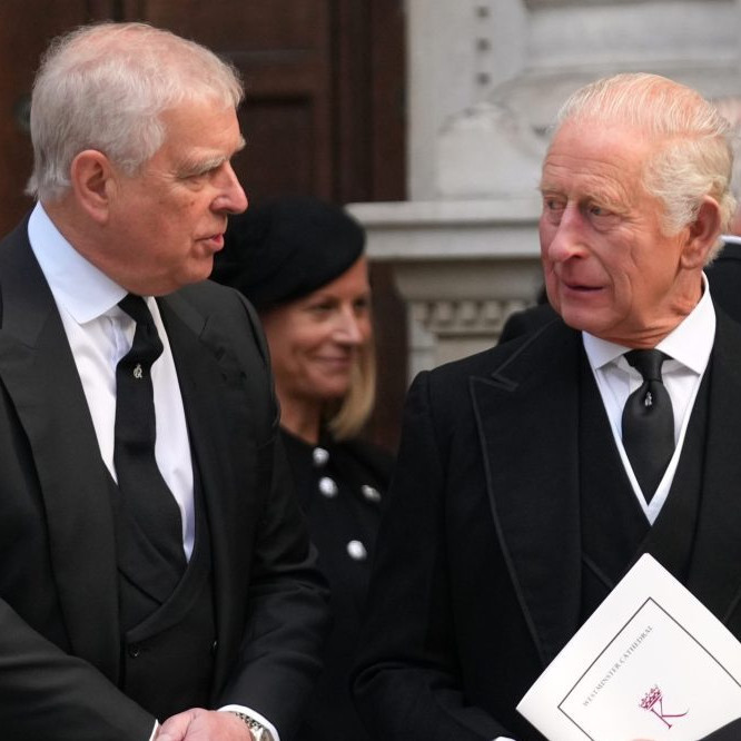 Bývalý britský princ Andrew a britský kráľ Karol III.