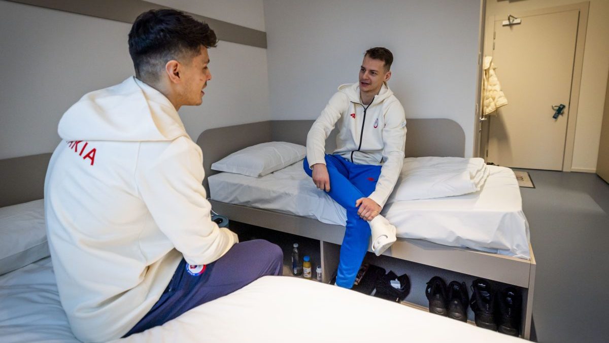 Hokejisti sa ubytovali v olympijskej dedine v Mil&aacute;ne. Koch a Ivan museli na izbe improvizovať