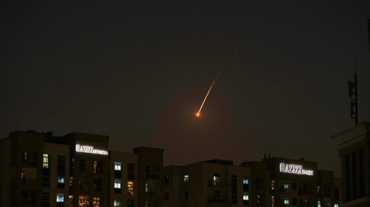 Žiara projektilu na oblohe