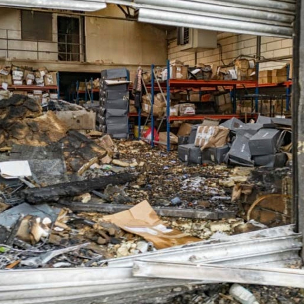 Poškodenie skladu v Londýne, kde bol uskladnené tovar pre Ukrajinu, po požiari, ktorý podľa prokurátorov zorganizovali ruské spravodajské služby.