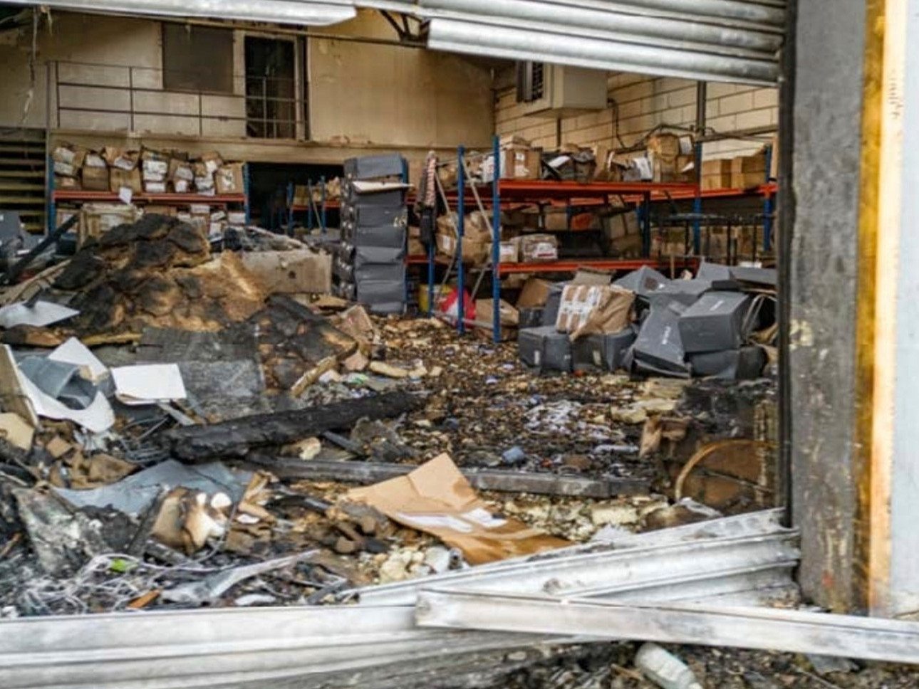 Poškodenie skladu v Londýne, kde bol uskladnené tovar pre Ukrajinu, po požiari, ktorý podľa prokurátorov zorganizovali ruské spravodajské služby.