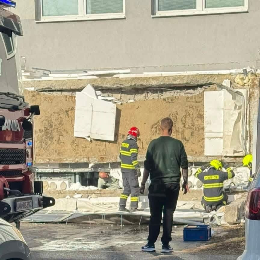 Na snímke padnutá časť budovy.