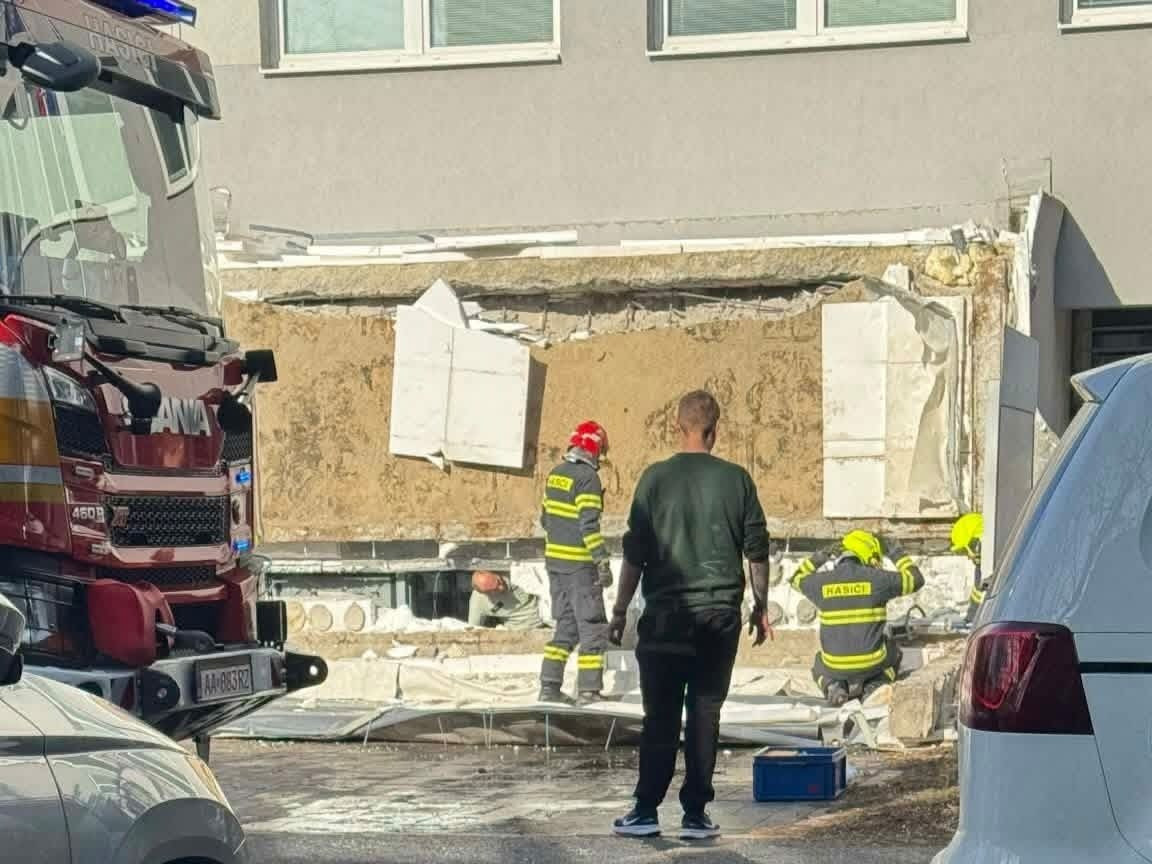 Na snímke padnutá časť budovy.