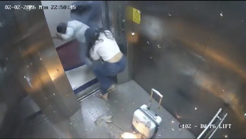 Na snímke ľudia utekajú z výťahu.