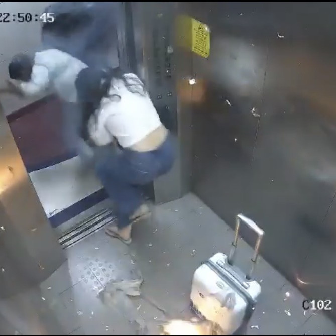 Na snímke ľudia utekajú z výťahu.