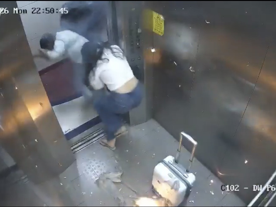 Na snímke ľudia utekajú z výťahu.