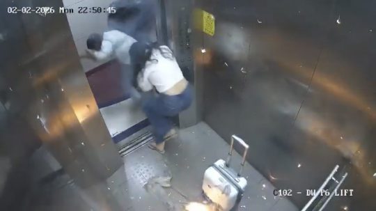 Na snímke ľudia utekajú z výťahu.