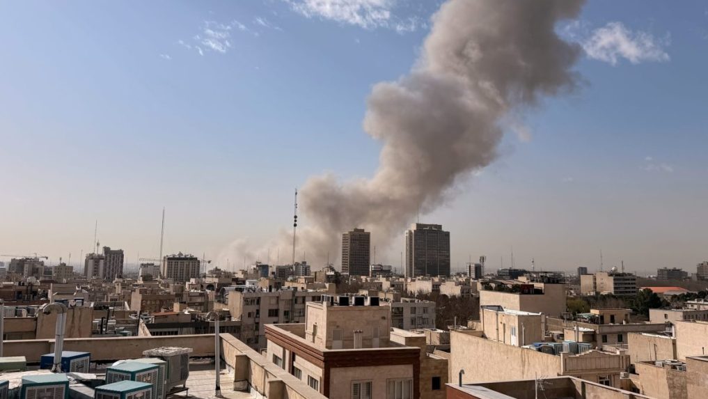 Viacerými iránskymi mestami otriasli výbuchy.