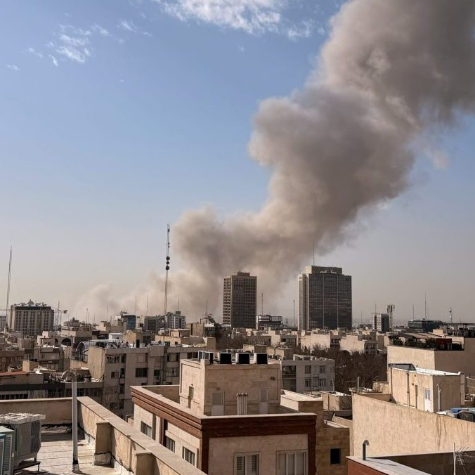 Viacerými iránskymi mestami otriasli výbuchy.