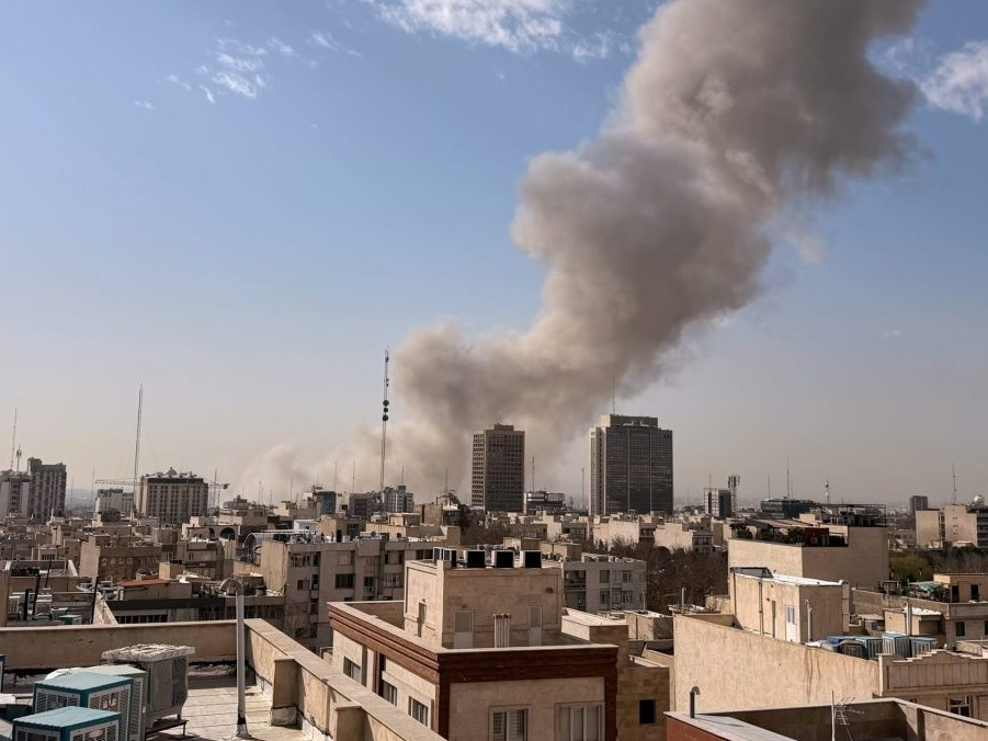 Viacerými iránskymi mestami otriasli výbuchy.