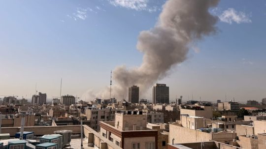 Viacerými iránskymi mestami otriasli výbuchy.