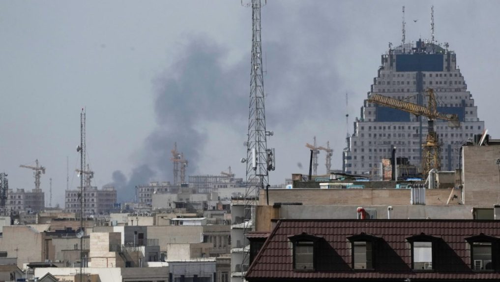 Stúpajúci dym v Teheráne.