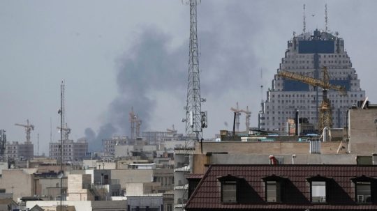 Stúpajúci dym v Teheráne.