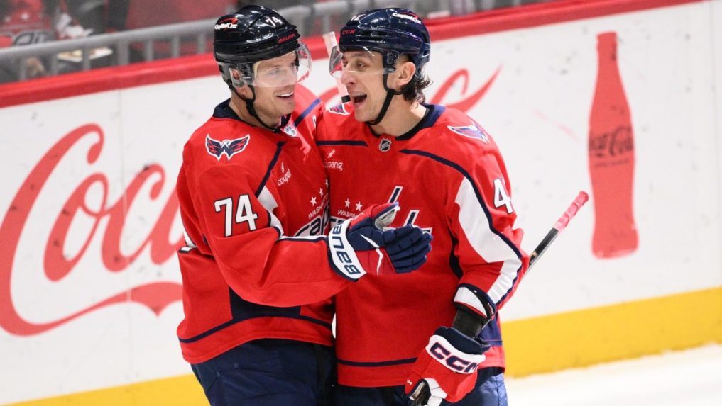 Obranca Washingtonu Capitals Martin Fehérváry (vpravo).