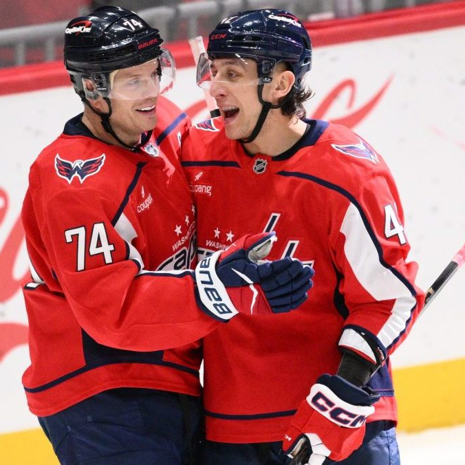 Obranca Washingtonu Capitals Martin Fehérváry (vpravo).