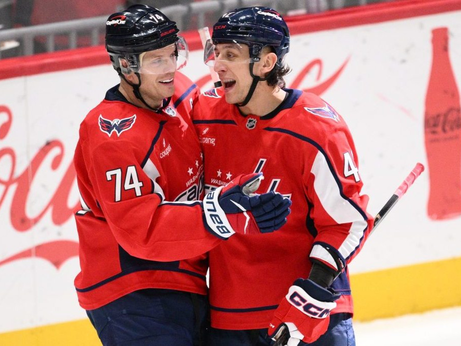 Obranca Washingtonu Capitals Martin Fehérváry (vpravo).