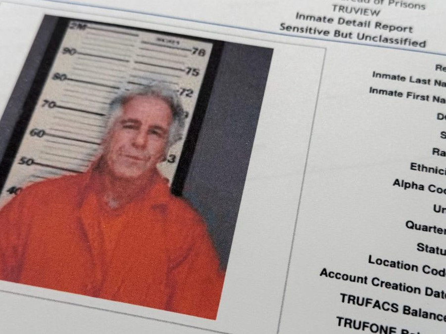 Na snímke fotografia Jeffreyho Epsteina vo väzení.