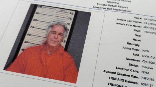 Na snímke fotografia Jeffreyho Epsteina vo väzení.