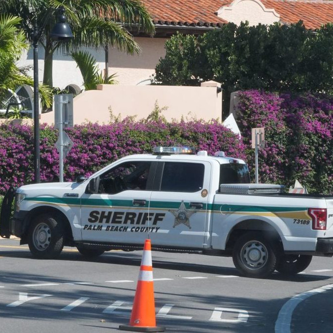 Na snímke auto sheriffa pred Mar-a-Lago.