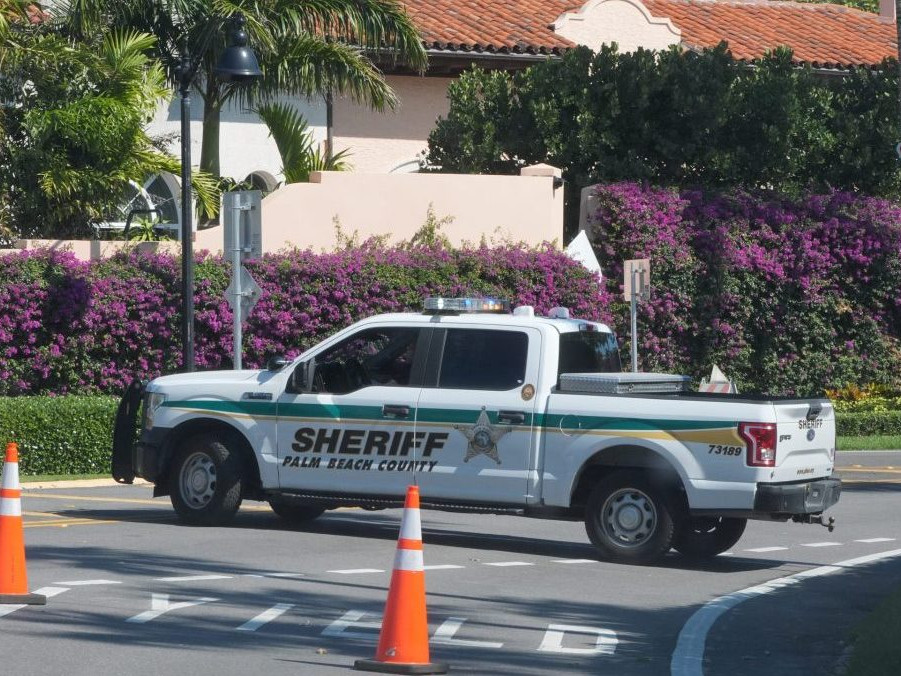 Na snímke auto sheriffa pred Mar-a-Lago.