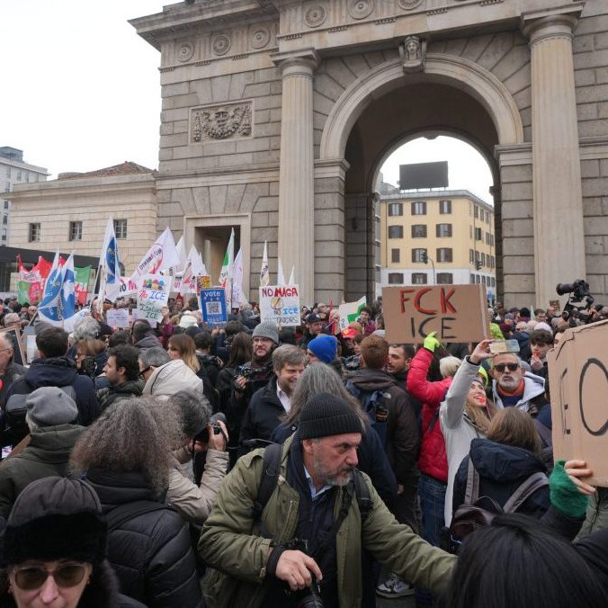 Na snímke demonštrácia v Miláne proti agentom ICE.