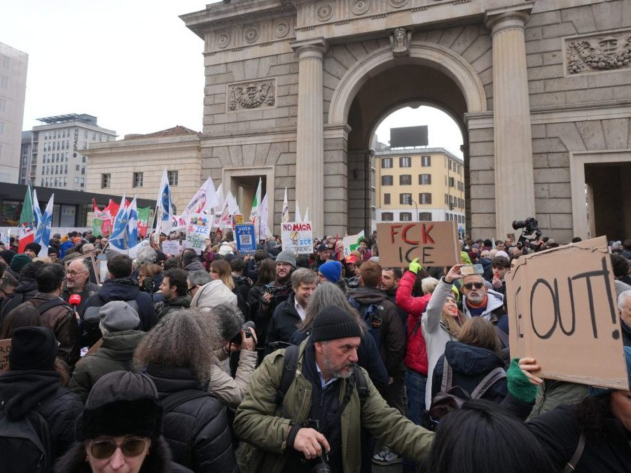 Na snímke demonštrácia v Miláne proti agentom ICE.