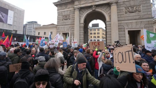 Na snímke demonštrácia v Miláne proti agentom ICE.