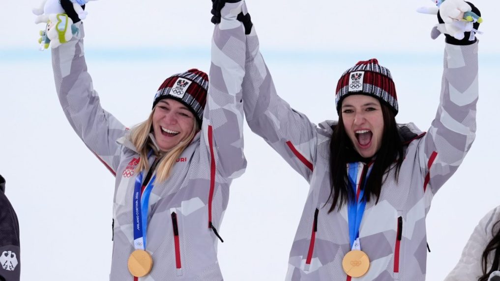 Ariane Rädlerová a Katharina Huberová pózujú so zlatými medailami.