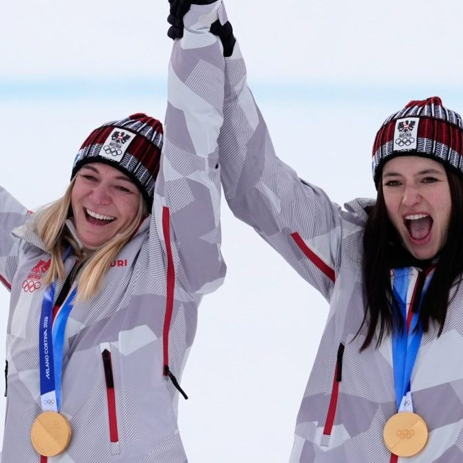 Ariane Rädlerová a Katharina Huberová pózujú so zlatými medailami.