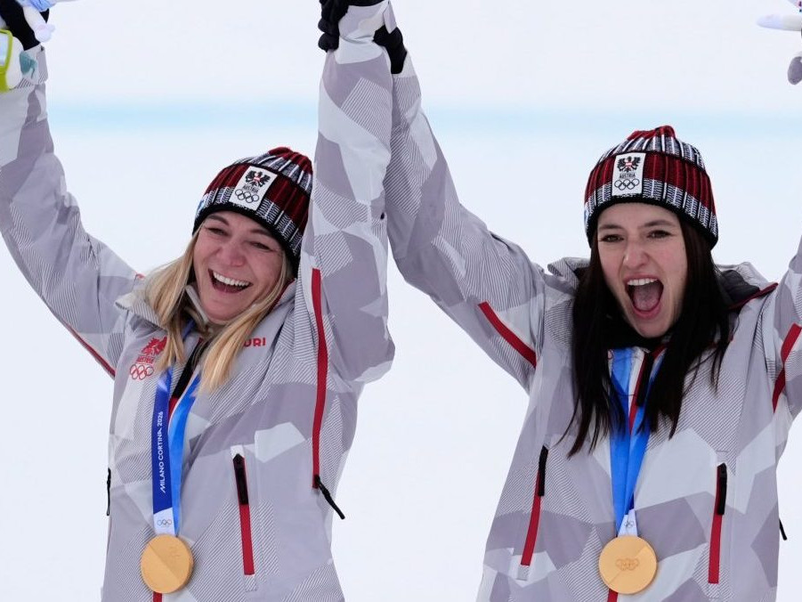 Ariane Rädlerová a Katharina Huberová pózujú so zlatými medailami.