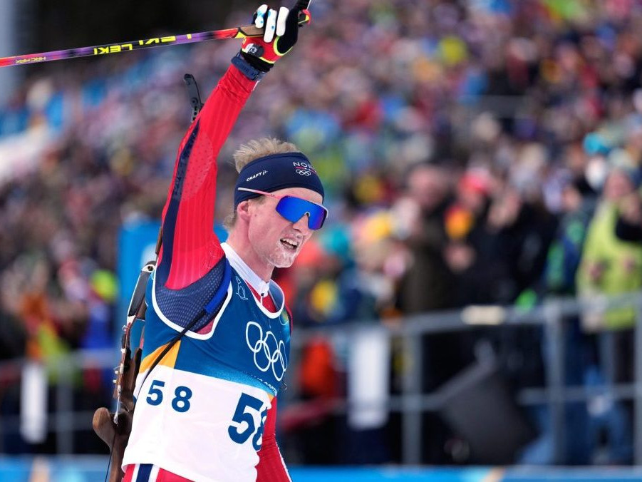 Nórsky biatlonista Johan-Olav Botn sa teší v cieli zo zisku zlatej medaily