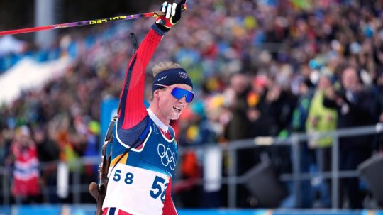 Nórsky biatlonista Johan-Olav Botn sa teší v cieli zo zisku zlatej medaily