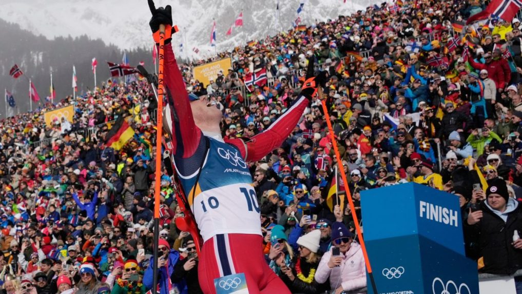 Nórsky biatlonista Johannes Dale sa teší z víťazstva.