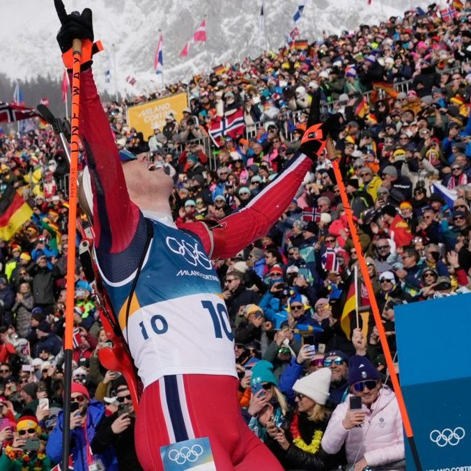 Nórsky biatlonista Johannes Dale sa teší z víťazstva.