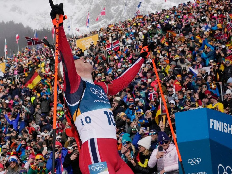 Nórsky biatlonista Johannes Dale sa teší z víťazstva.