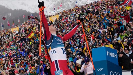 Nórsky biatlonista Johannes Dale sa teší z víťazstva.