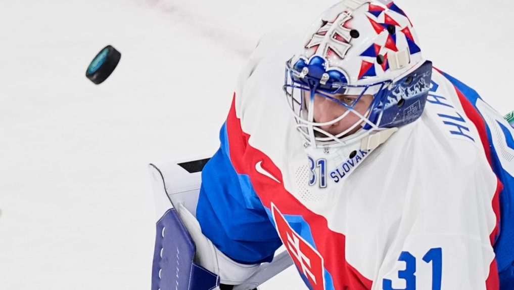 Slovenský brankár Samuel Hlavaj sleduje puk.