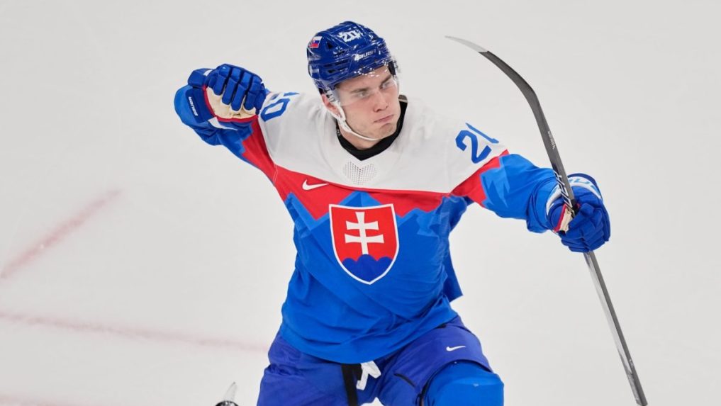 Juraj Slafkovský oslavuje otvárací gól proti Fínsku.