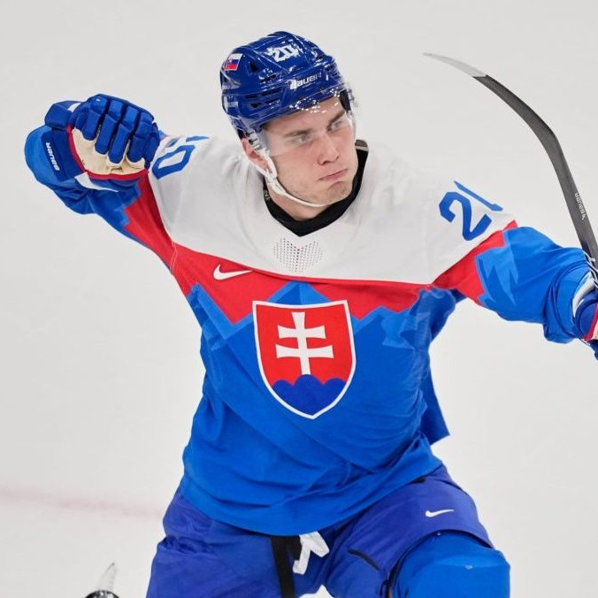 Juraj Slafkovský oslavuje otvárací gól proti Fínsku.