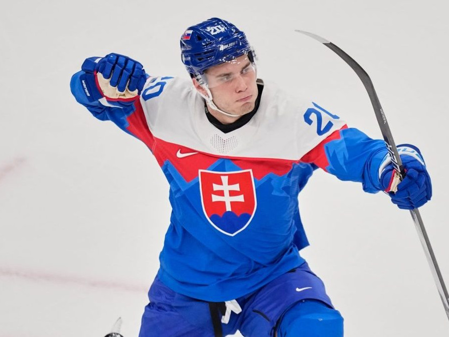 Juraj Slafkovský oslavuje otvárací gól proti Fínsku.