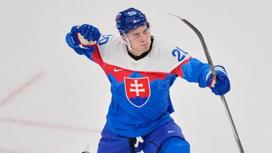 Juraj Slafkovský oslavuje otvárací gól proti Fínsku.