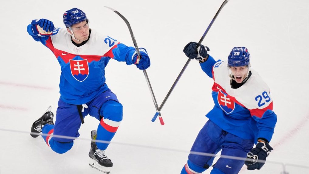 Juraj Slafkovský a Michal Ivan oslavujú gól proti Fínsku.