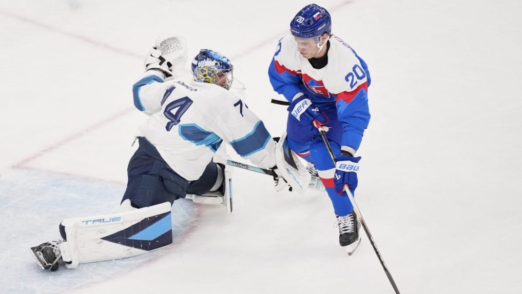 Juraj Slafkovský strieľa gól proti Fínsku.