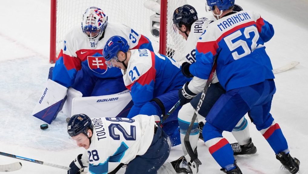 Zákrok slovenského brankára Samuela Hlavaja.